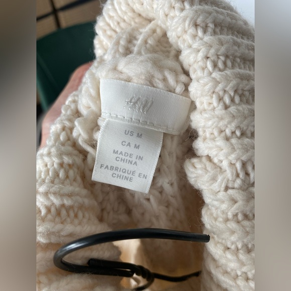 H&M chunky knit sweater vest in Beige color. - Picture 4 of 5